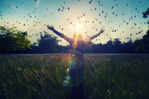 Mujer disfrutando al aire libre