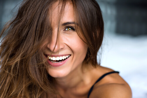 Mujer sonriendo alegre