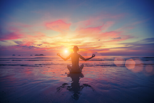 Persona haciendo meditación