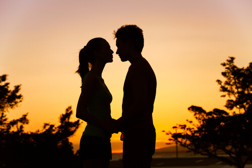 Pareja mirándose a los ojos al atardecer