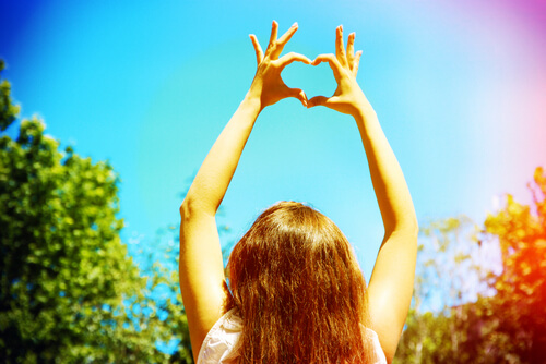 Mujer formando un corazón