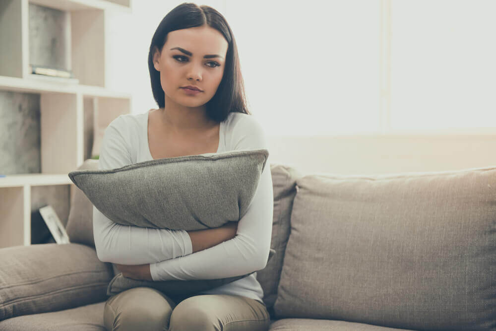 Mulher triste simbolizando não conhecer a si mesmo