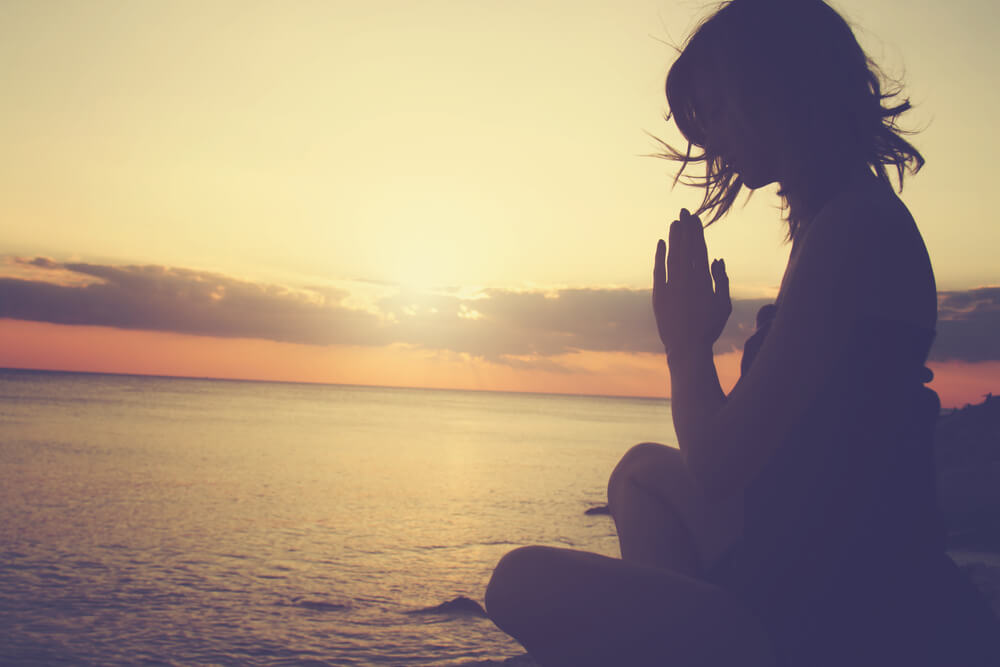 mujer intentando no pensar demasiado meditando