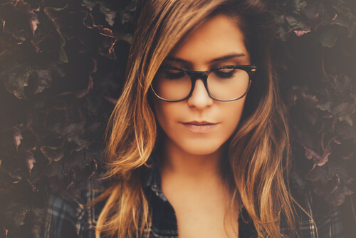 Mujer pensando en las emociones autoconscientes