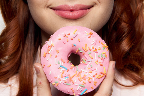 Mujer comiendo por estrés