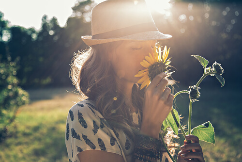 Femme sentant un tournesol