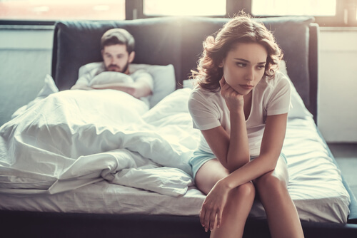 Femme avec une faible estime de soi en raison de sa relation toxique