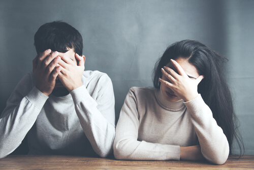 Couple triste de leur relation toxique