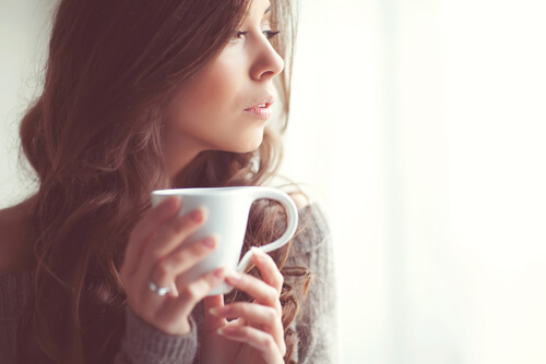 Mujer tomando Camellia Sinensis
