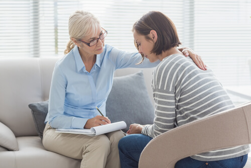 Mujer en terapia para afrontar la culpa