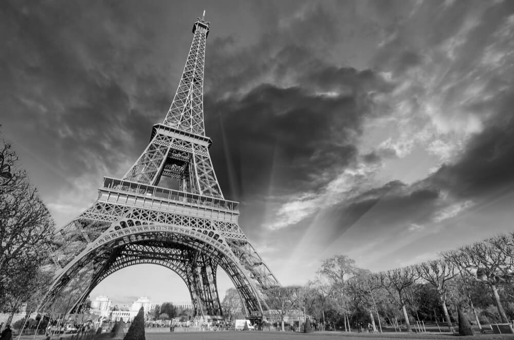 Torre Eiffel en blanco y negro, protagonista de la información