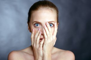 Mujer con mucho miedo