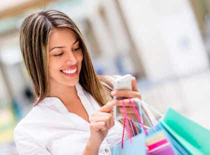 Mujer deseando encontrar la clave de la felicidad en las compras