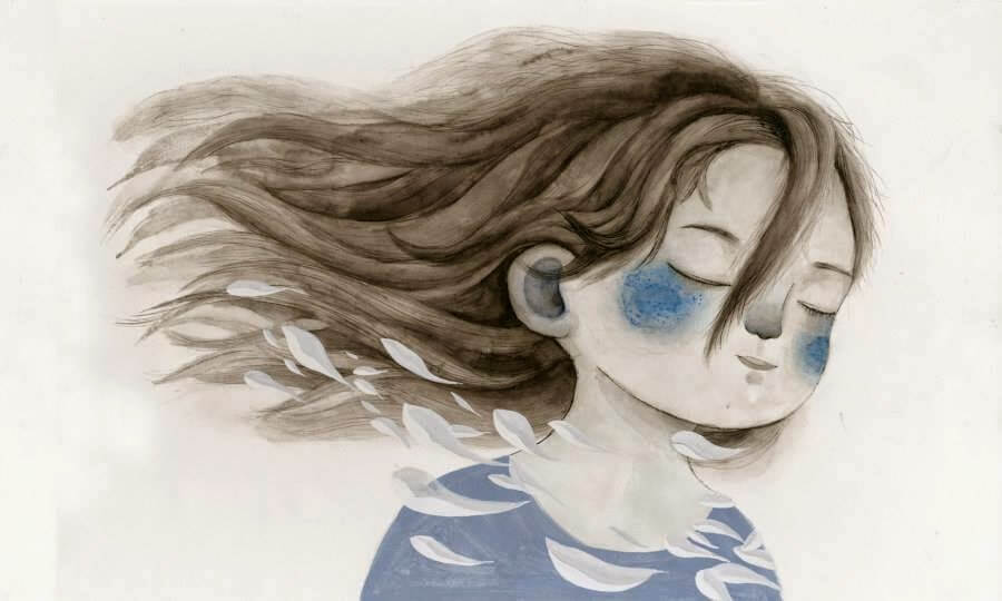 Niña con los ojos cerrados recordando el pasado