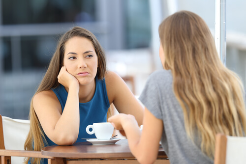Femme ennuyée parlant à son amie