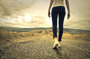 Mujer caminando representando ser responsable