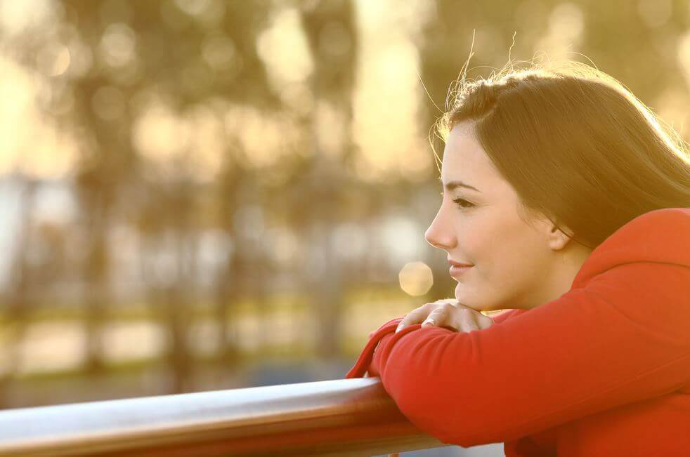 Mulher feliz após um bloqueio emocional