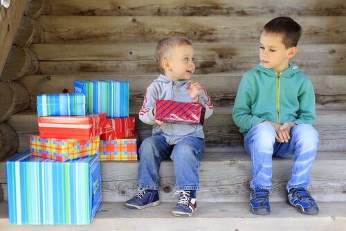 Criança com presentes de natal