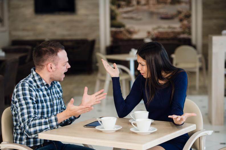 Pareja discutiendo por celos