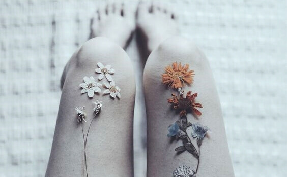Piernas con flores
