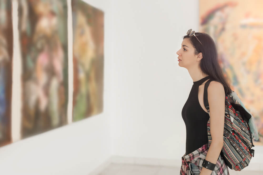 mujer admirando obras de arte