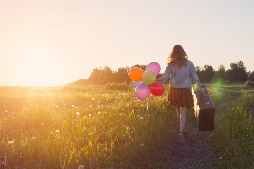 Mujer con globos que comienza el año nuevo