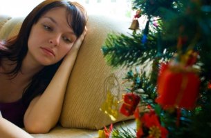Mujer que muestra tristeza en Navidad