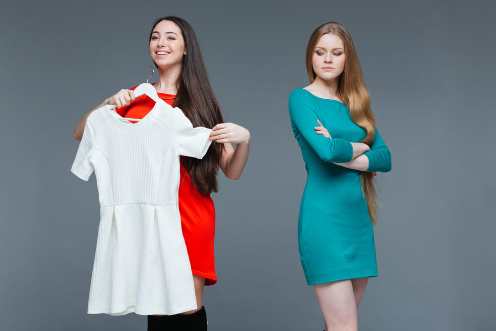 mujer envidiando el vestido de su amiga