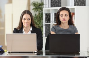 mujeres sintiendo envidia