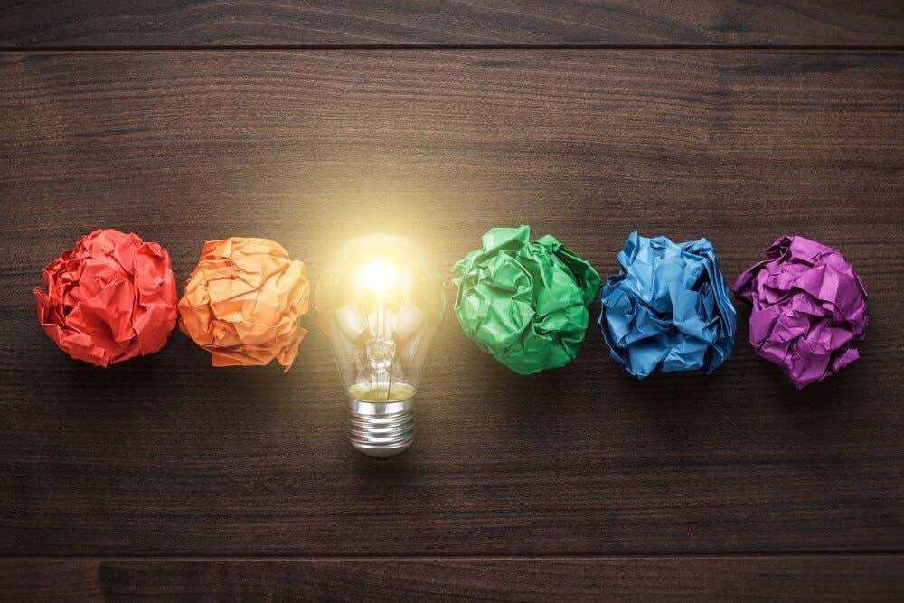 Bolas de papel de colores para representar la creatividad