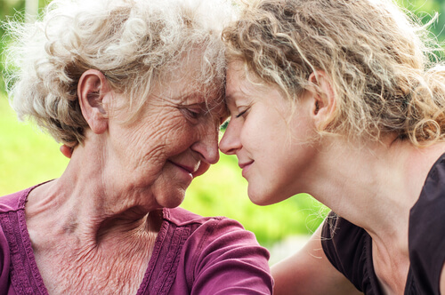Mère et fille reflétant l'amour