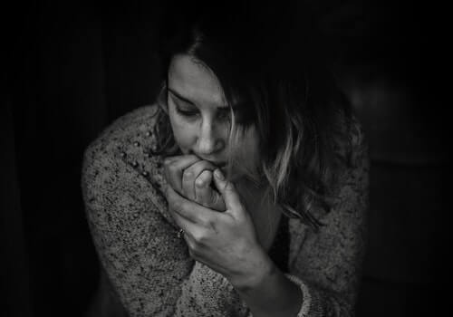 Mujer preocupada con miedos