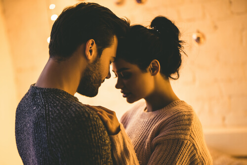 Pareja de enamorados abrazados