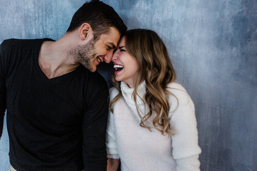 Couple amoureux souriant