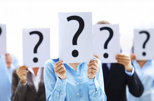Personas con un cartel con una interrogación en sus caras