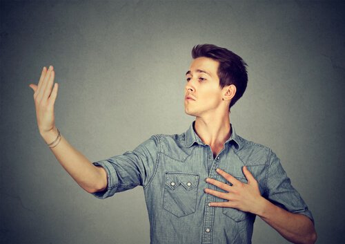 Hombre mostrando arrogancia