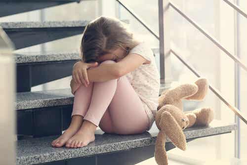 Trist jente på grunn av familievold