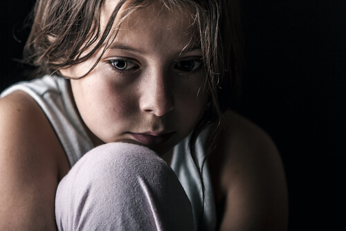 Criança com consequências da violência na família