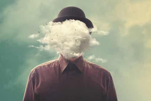 Hombre con cabeza de nubes por un mal día