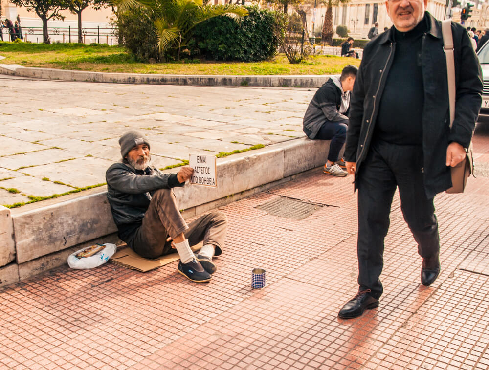 Hombre pidiendo en la calle