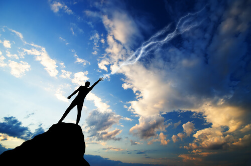 Hombre poderoso demostrando creer en sí mismo