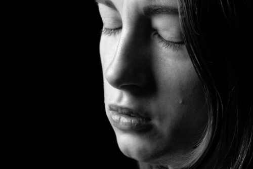 Mujer triste con fondo negro