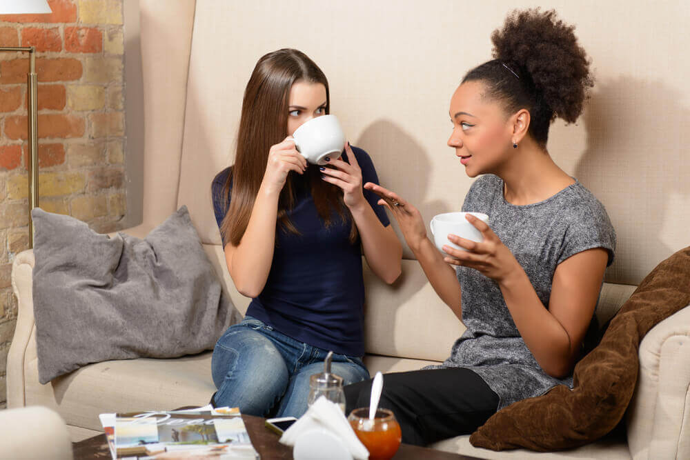 Amigas hablando