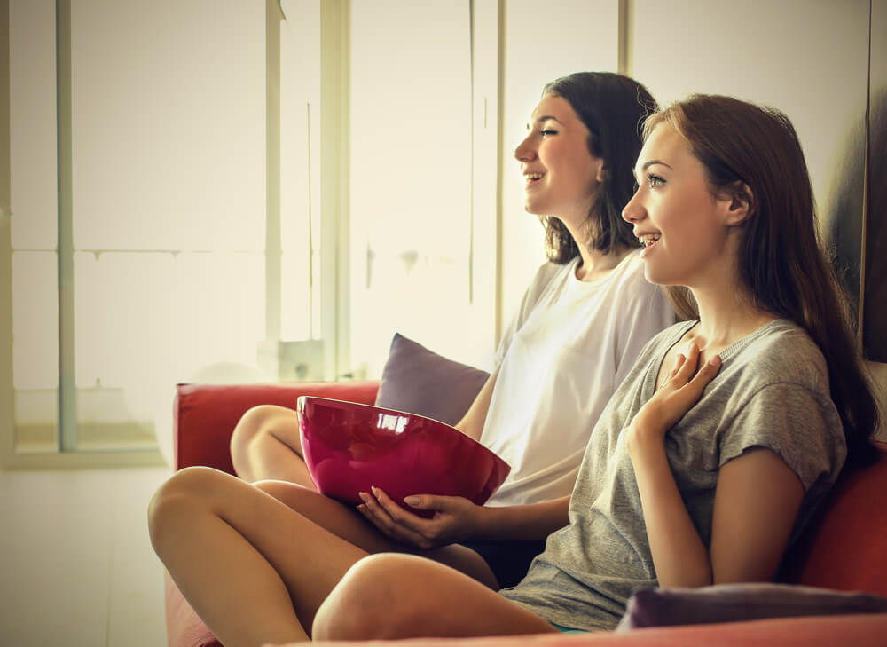 Amigas viendo una película