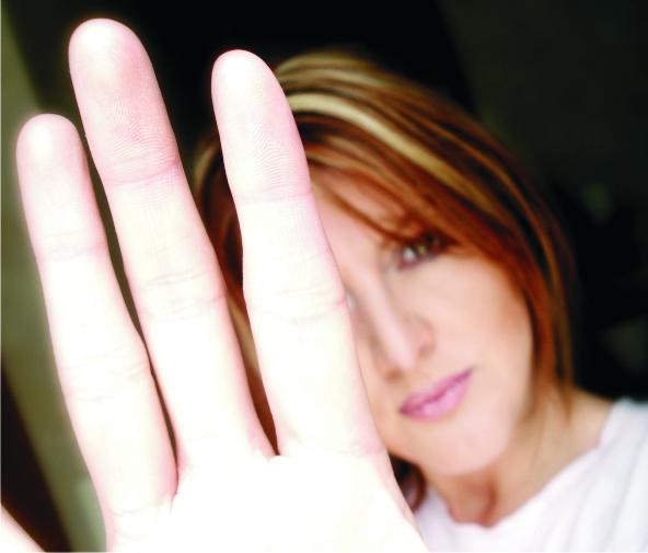 Vrouw met hand voor camera