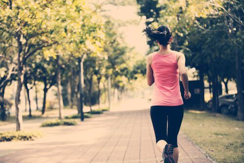 Fille à la recherche de la paix intérieure faisant de l'exercice