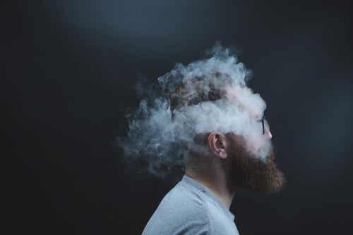 Hombre rodeado de humo sintiendo el peso de una herida abierta