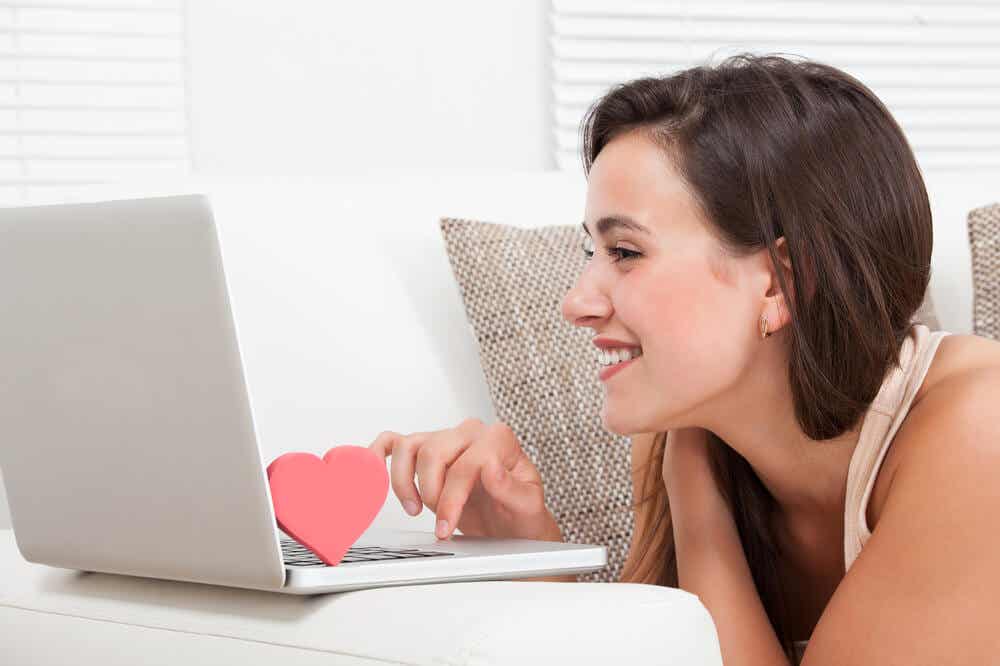 Mujer con un corazón en el ordenador simbolizando relaciones cibernéticas