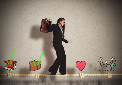Mujer manteniendo el equilibrio entre la mente y el corazón