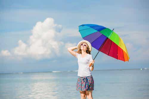 Onnellinen nainen sateenvarjolla
